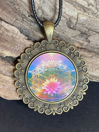 Amulett – Merkaba + Blume des Lebens – 25 mm / regenbogenfarben – Produktansicht 1