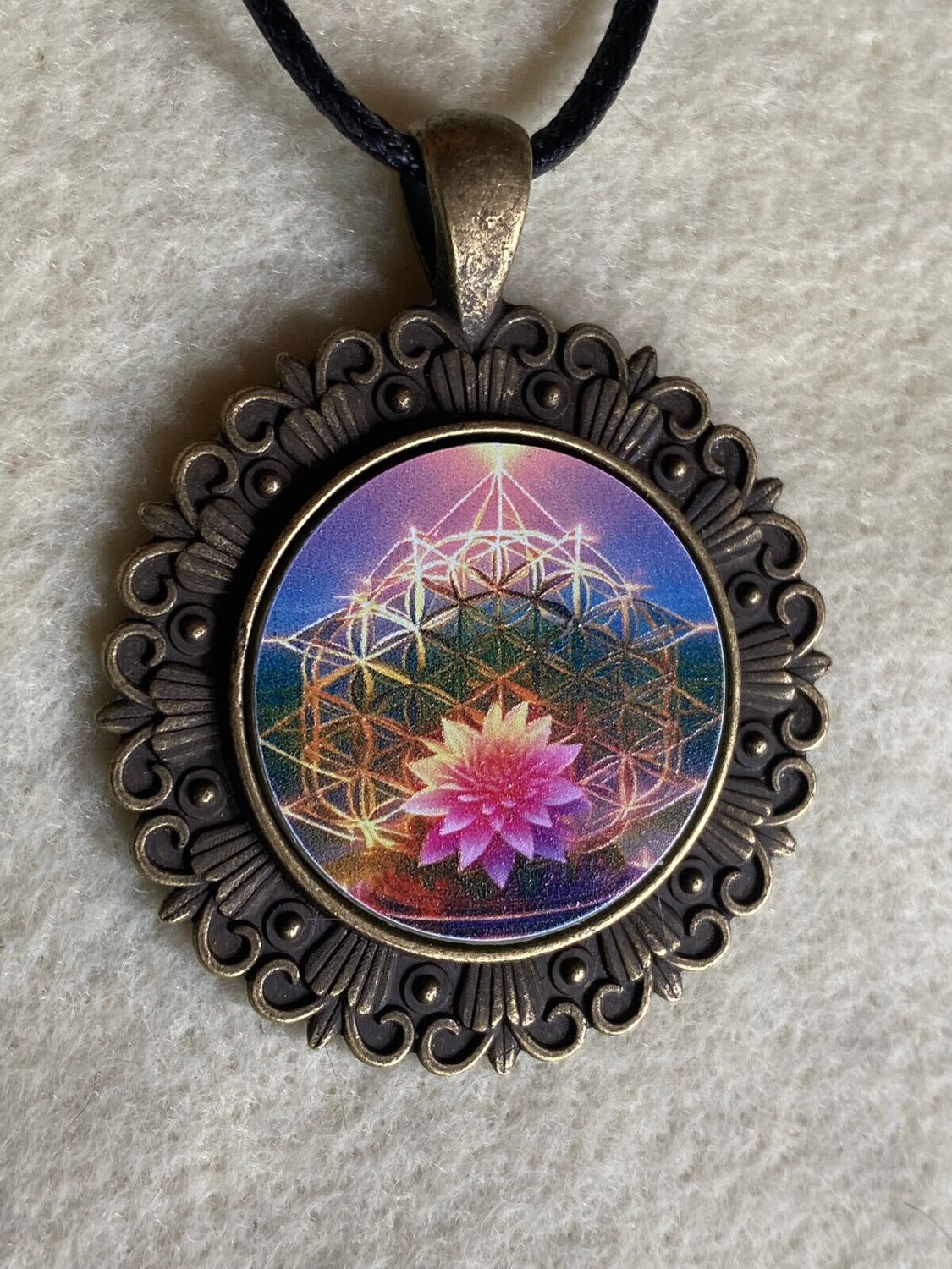Amulett – Merkaba + Blume des Lebens – 25 mm / regenbogenfarben – Produktansicht 1
