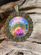 Amulett – Merkaba + Blume des Lebens – 25 mm / regenbogenfarben – Produktansicht 1