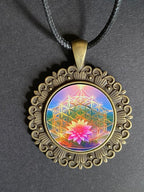 Amulett – Merkaba + Blume des Lebens – 25 mm / regenbogenfarben – Produktansicht 1