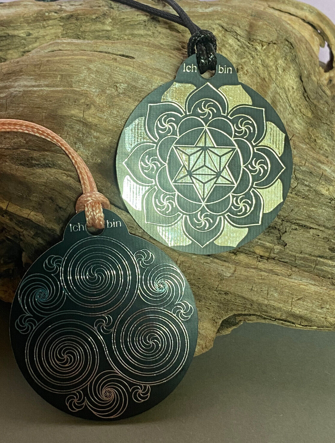 Amulett – Ich bin – Merkaba – Triskele schwarz mit zinnlegiert ca. 48mmx52 mm – Produktansicht 1