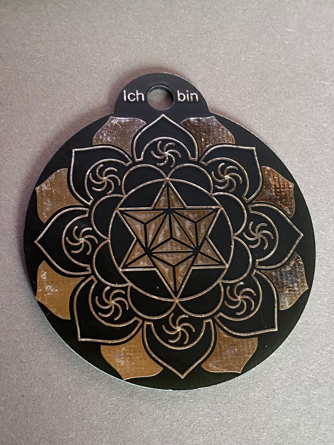 Amulett – Ich bin – Merkaba – Triskele schwarz mit zinnlegiert ca. 48mmx52 mm – Produktansicht 1