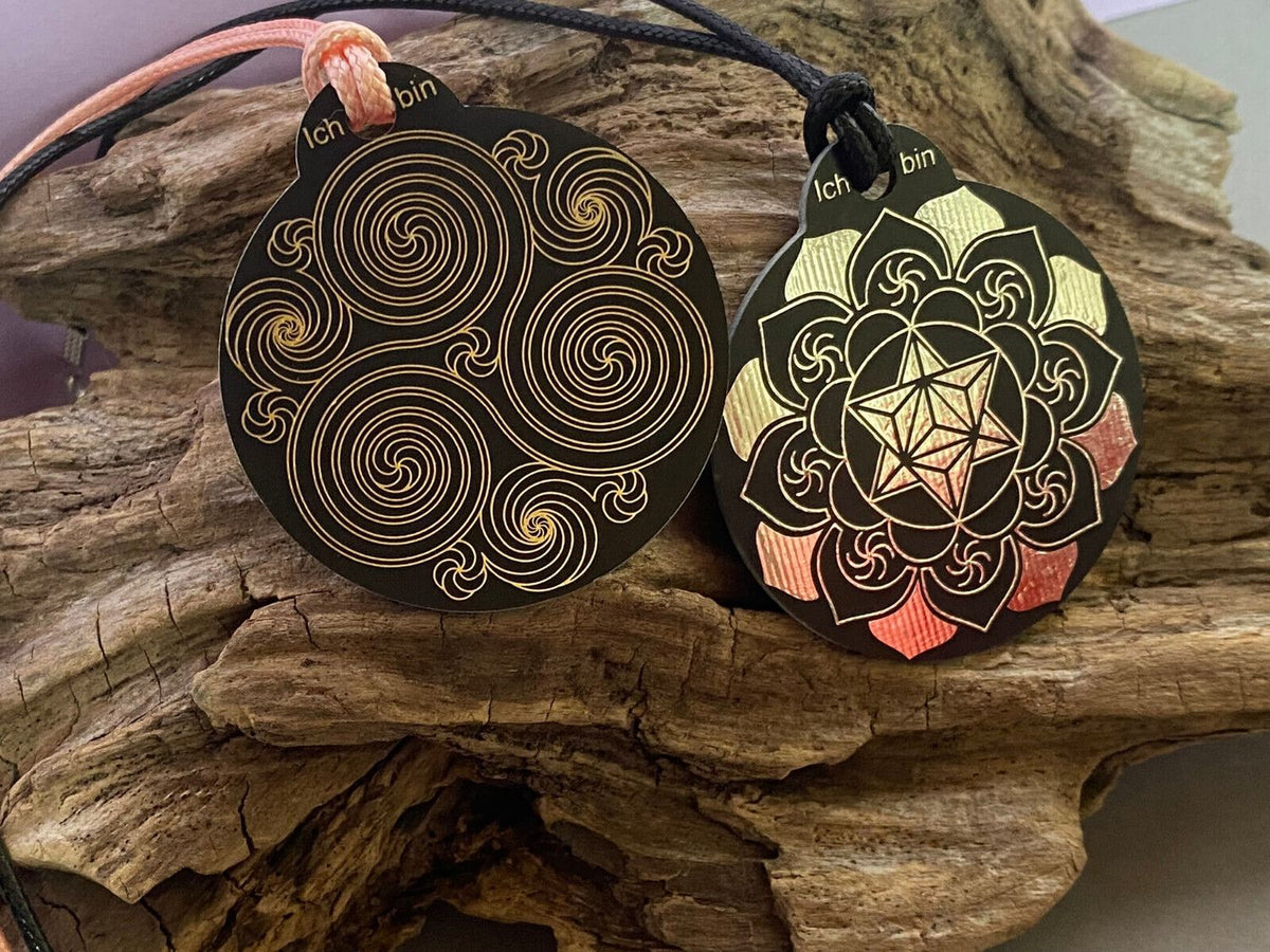 Amulett – Ich bin – Merkaba – Triskele schwarz mit zinnlegiert ca. 48mmx52 mm – Produktansicht 1