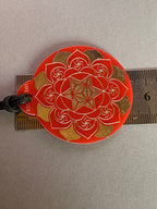 Amulett – Ich bin – Merkaba – Triskele rot mit zinnlegiert ca. 48mmx52 mm – Produktansicht 1