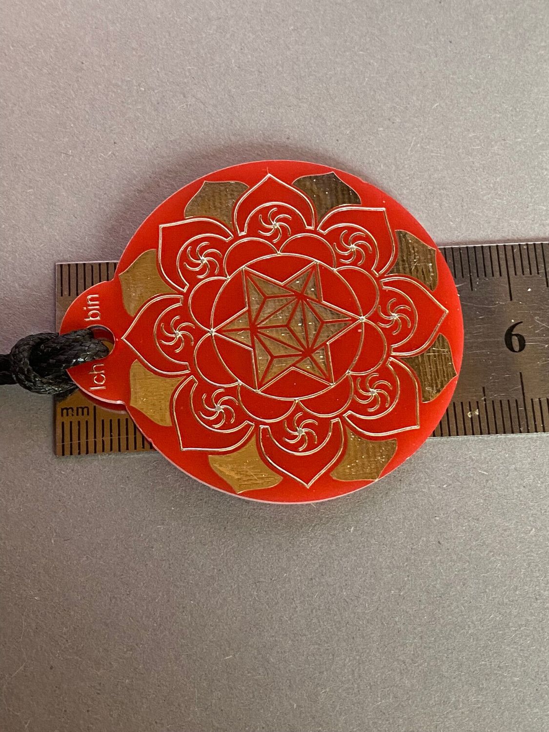 Amulett – Ich bin – Merkaba – Triskele rot mit zinnlegiert ca. 48mmx52 mm – Produktansicht 1