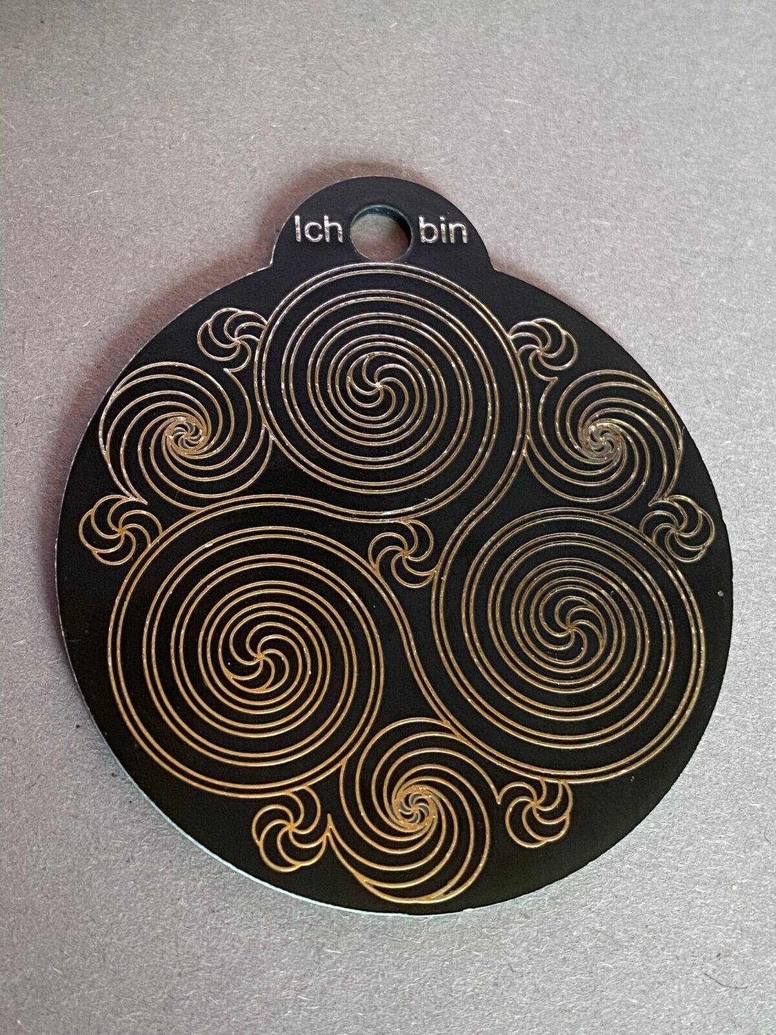 Amulett – Ich bin – Merkaba – Triskele schwarz mit zinnlegiert ca. 48mmx52 mm – Produktansicht 1