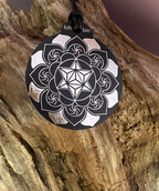 Amulett – Ich bin – Merkaba – Triskele schwarz mit zinnlegiert ca. 48mmx52 mm – Produktansicht 1