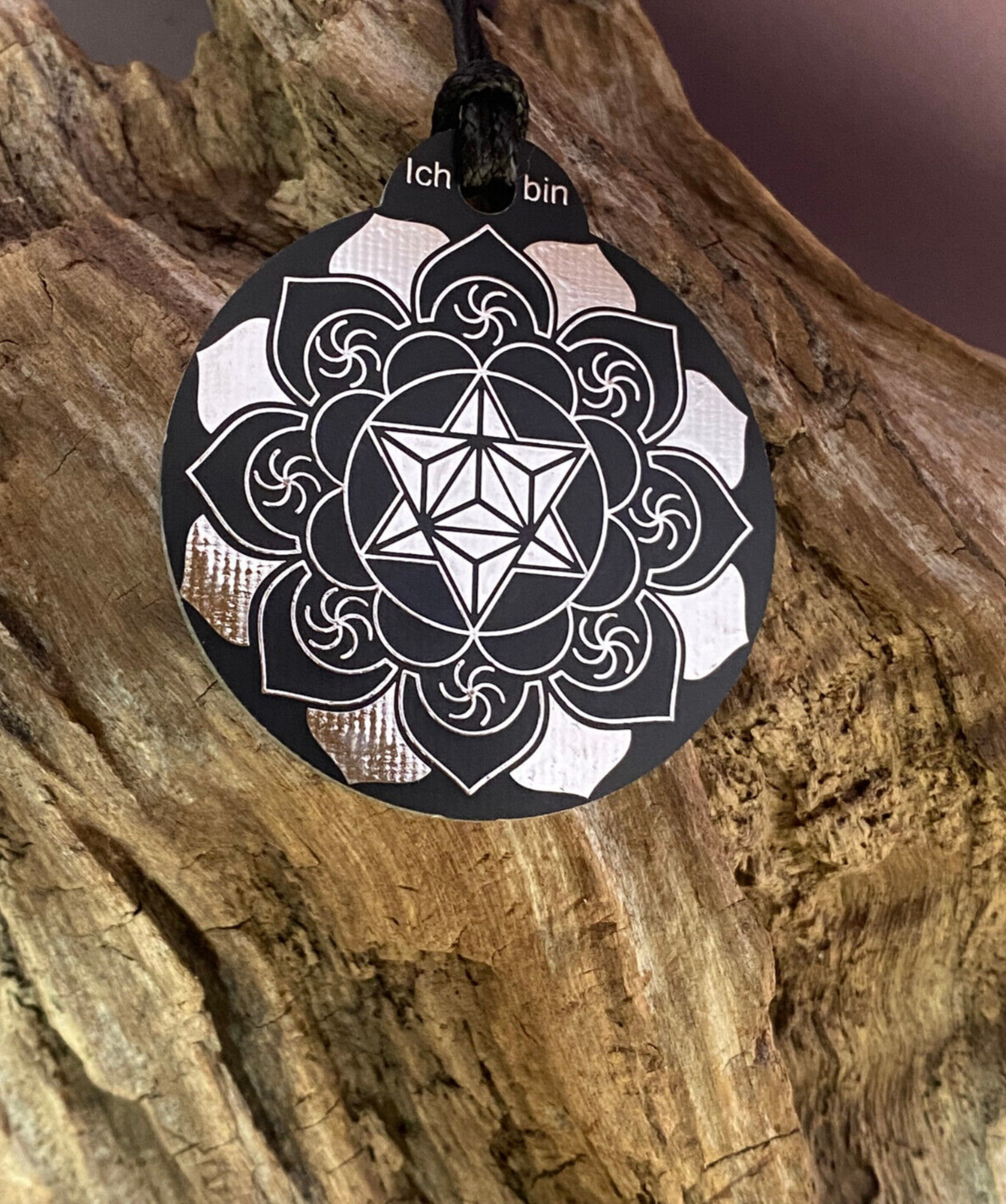 Amulett – Ich bin – Merkaba – Triskele schwarz mit zinnlegiert ca. 48mmx52 mm – Produktansicht 1