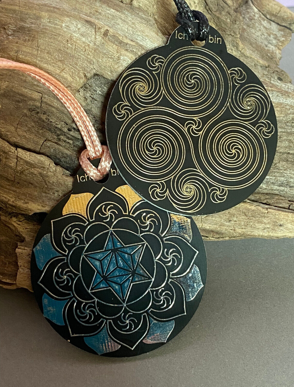Amulett – Ich bin – Merkaba – Triskele schwarz mit zinnlegiert ca. 48mmx52 mm – Produktansicht 1