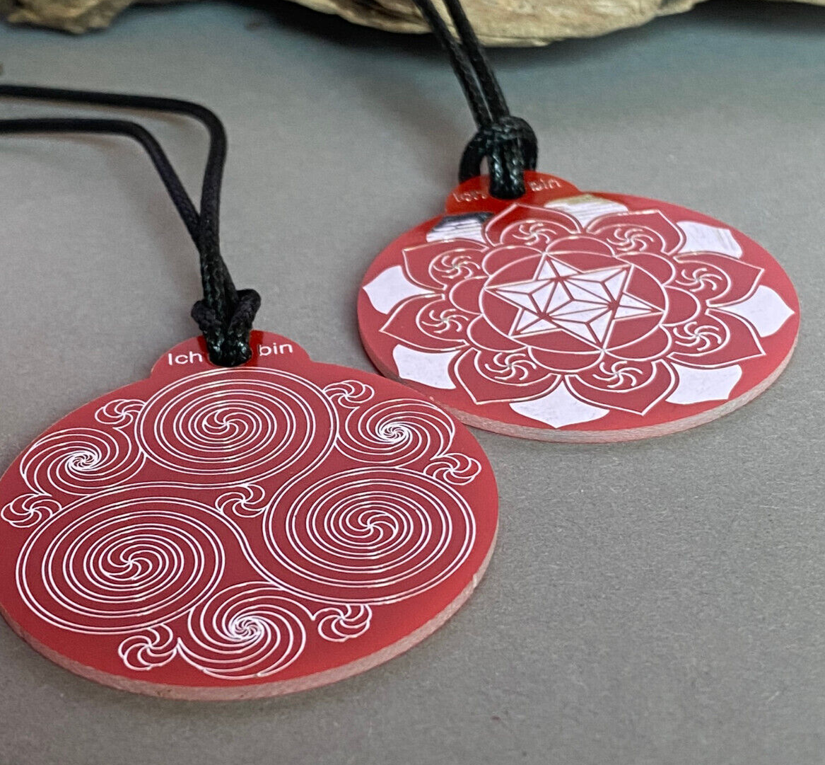 Amulett – Ich bin – Merkaba – Triskele rot mit zinnlegiert ca. 48mmx52 mm – Produktansicht 1