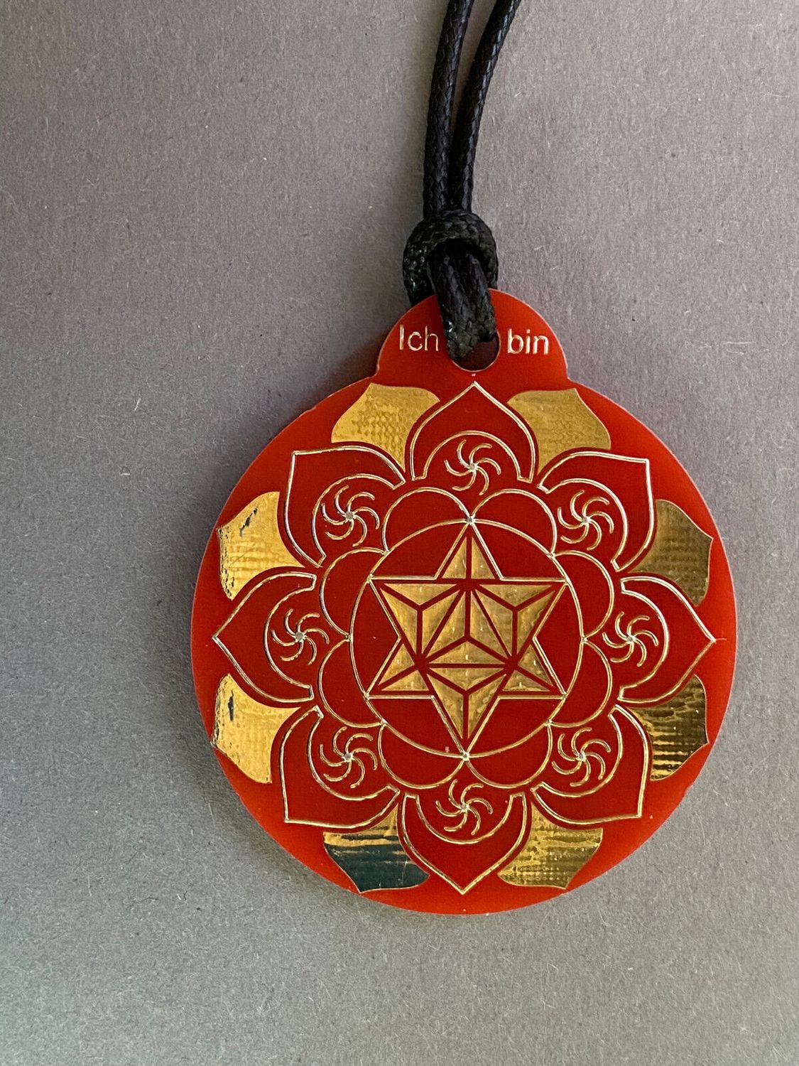 Amulett – Ich bin – Merkaba – Triskele rot mit zinnlegiert ca. 48mmx52 mm – Produktansicht 1
