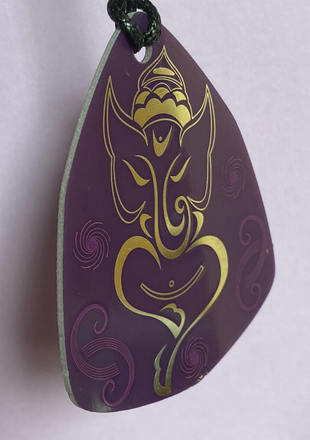 Amulett – Disc – Ganesha der Glücksbote+ die – 69 mm / zinnlegiert / flieder lila – Produktansicht 1