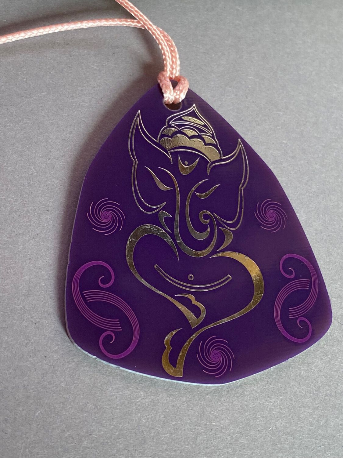 Amulett – Disc – Ganesha der Glücksbote+ die – 69 mm / zinnlegiert / flieder lila – Produktansicht 1