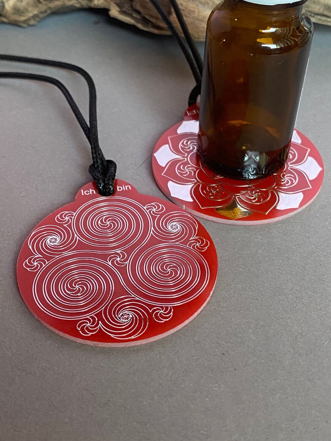Amulett – Ich bin – Merkaba – Triskele rot mit zinnlegiert ca. 48mmx52 mm – Produktansicht 1
