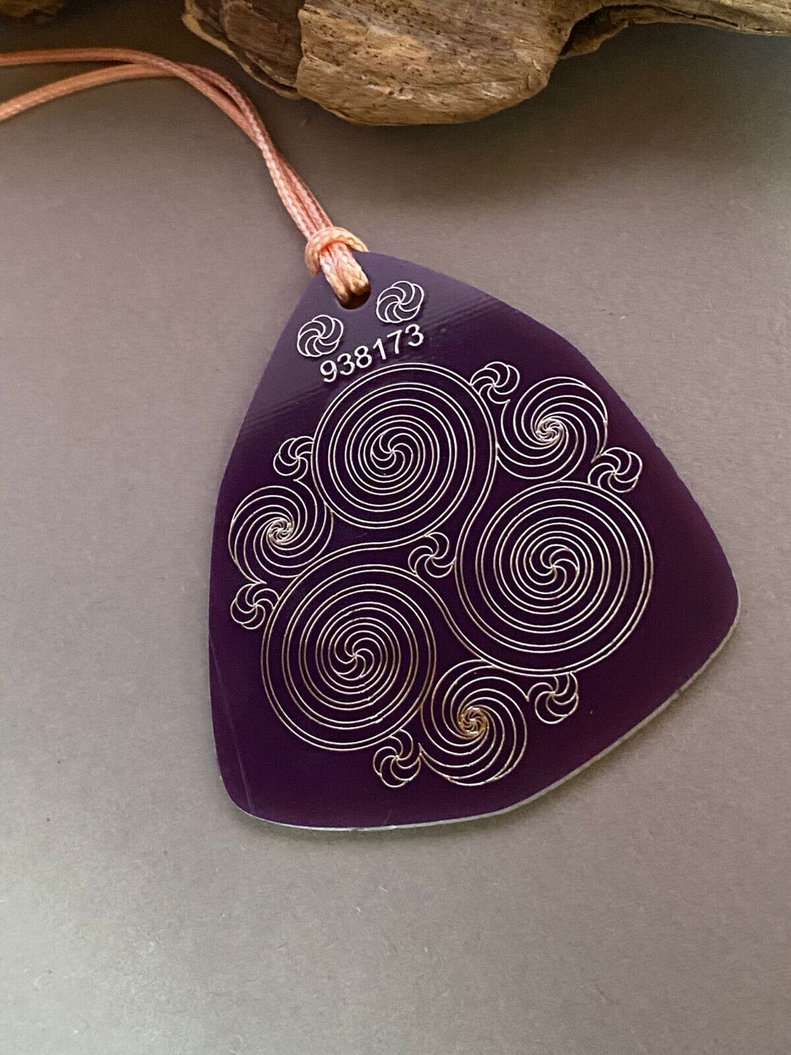 Amulett – Disc – Ganesha der Glücksbote+ die – 69 mm / zinnlegiert / flieder lila – Produktansicht 1