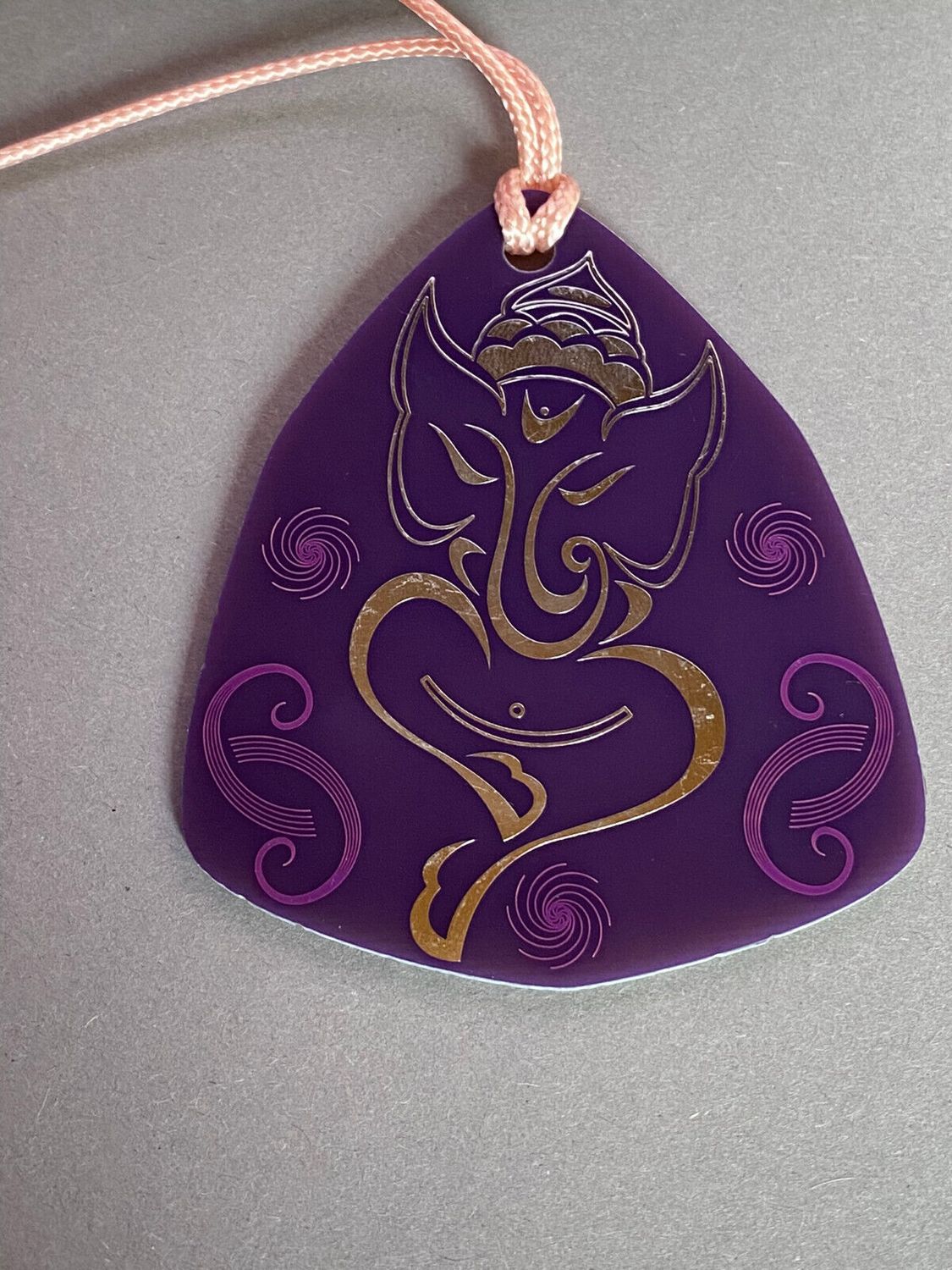 Amulett – Disc – Ganesha der Glücksbote+ die – 69 mm / zinnlegiert / flieder lila – Produktansicht 1