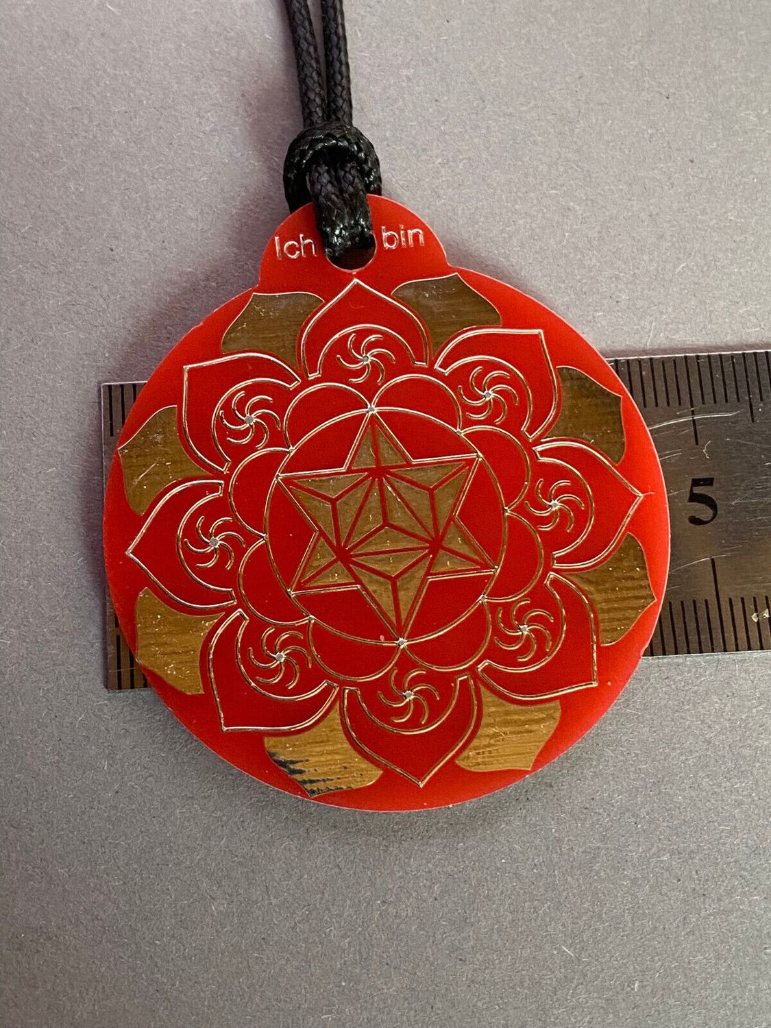 Amulett – Ich bin – Merkaba – Triskele rot mit zinnlegiert ca. 48mmx52 mm – Produktansicht 1
