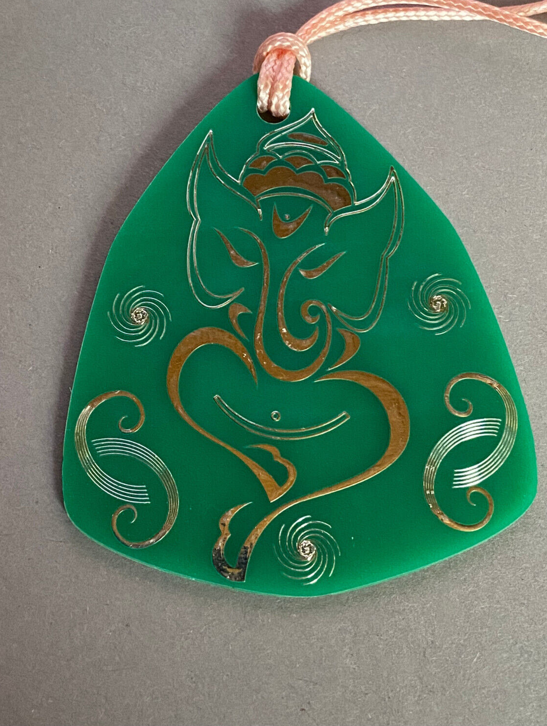 Amulett – Disc – Ganesha der Glücksbote+ die – 69 mm / zinnlegiert / grün – Produktansicht 1