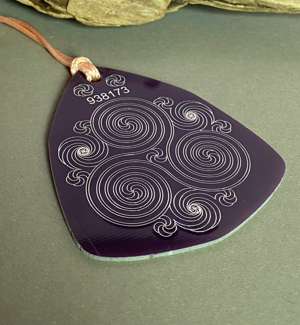 Amulett – Disc – Ganesha der Glücksbote+ die – 69 mm / zinnlegiert / flieder lila – Produktansicht 1