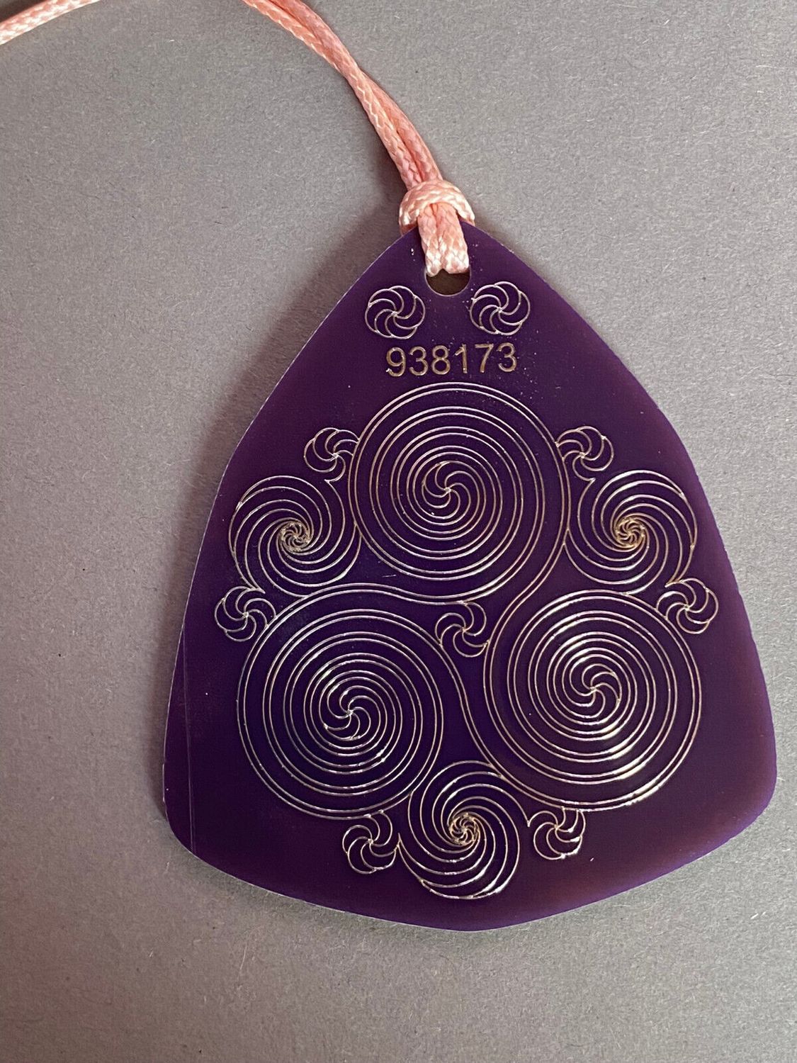 Amulett – Disc – Ganesha der Glücksbote+ die – 69 mm / zinnlegiert / flieder lila – Produktansicht 1