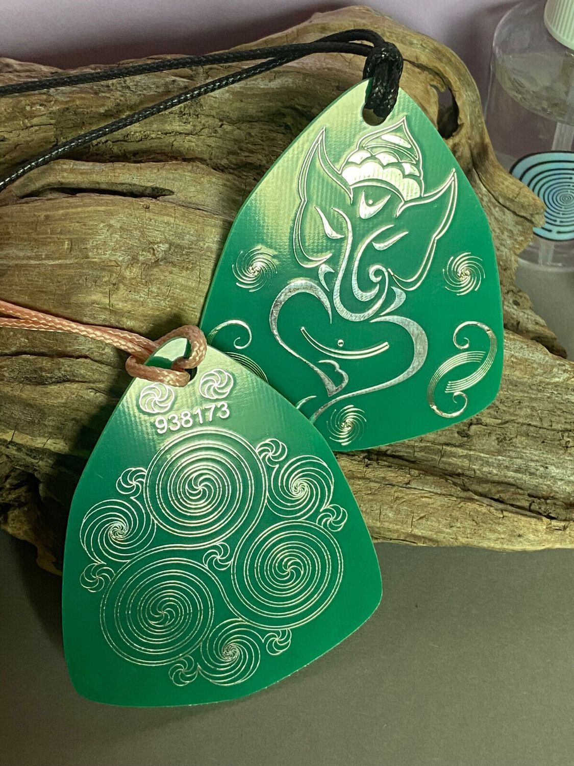 Amulett – Disc – Ganesha der Glücksbote+ die – 69 mm / zinnlegiert / grün – Produktansicht 1