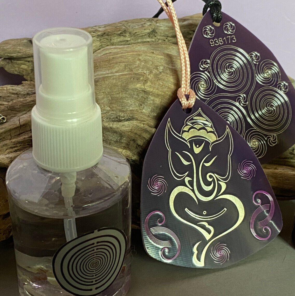 Amulett – Disc – Ganesha der Glücksbote+ die – 69 mm / zinnlegiert / flieder lila – Produktansicht 1