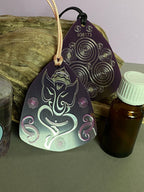 Amulett – Disc – Ganesha der Glücksbote+ die – 69 mm / zinnlegiert / flieder lila – Produktansicht 1