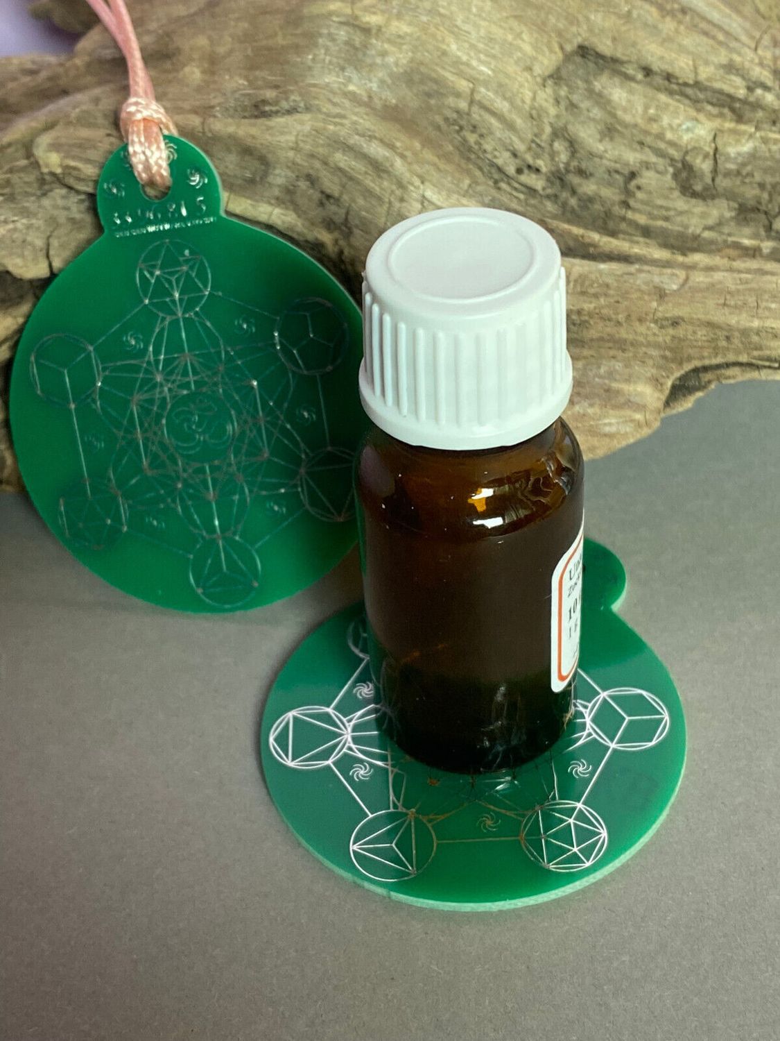 Anhänger Metatron waldgrün, zinnlegiert ca. 52 mm x 62 mm – Produktansicht 1