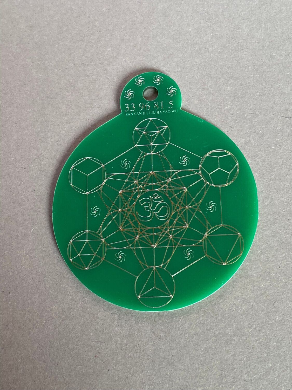 Anhänger Metatron waldgrün, zinnlegiert ca. 52 mm x 62 mm – Produktansicht 1