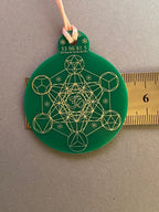 Anhänger Metatron waldgrün, zinnlegiert ca. 52 mm x 62 mm – Produktansicht 1