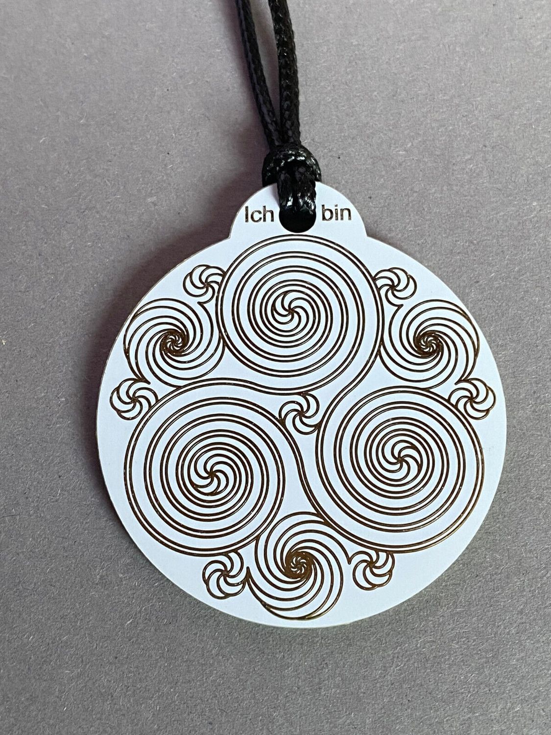 Amulett – Ich bin – Merkaba – Triskele weiß mit zinnlegiert ca. 48mmx52 mm – Produktansicht 1