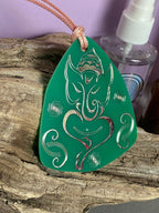 Amulett – Disc – Ganesha der Glücksbote+ die – 69 mm / zinnlegiert / grün – Produktansicht 1