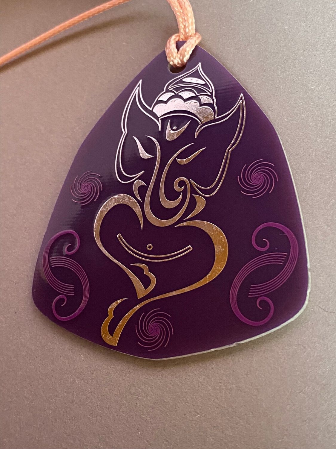 Amulett – Disc – Ganesha der Glücksbote+ die – 69 mm / zinnlegiert / flieder lila – Produktansicht 1