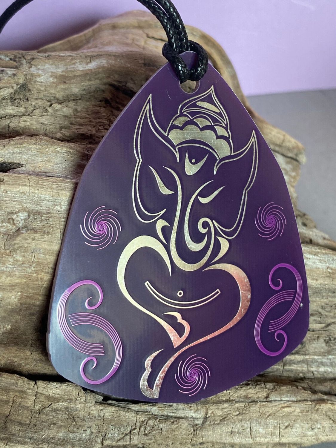 Amulett – Disc – Ganesha der Glücksbote+ die – 69 mm / zinnlegiert / flieder lila – Produktansicht 1