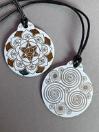 Amulett – Ich bin – Merkaba – Triskele weiß mit zinnlegiert ca. 48mmx52 mm – Produktansicht 1