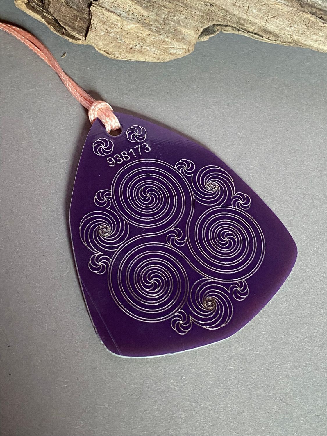 Amulett – Disc – Ganesha der Glücksbote+ die – 69 mm / zinnlegiert / flieder lila – Produktansicht 1