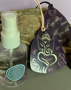 Amulett – Disc – Ganesha der Glücksbote+ die – 69 mm / zinnlegiert / flieder lila – Produktansicht 1