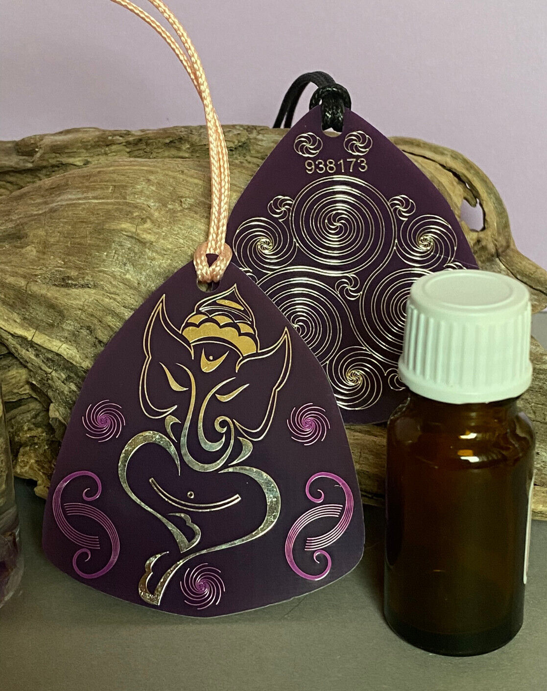 Amulett – Disc – Ganesha der Glücksbote+ die – 69 mm / zinnlegiert / flieder lila – Produktansicht 1
