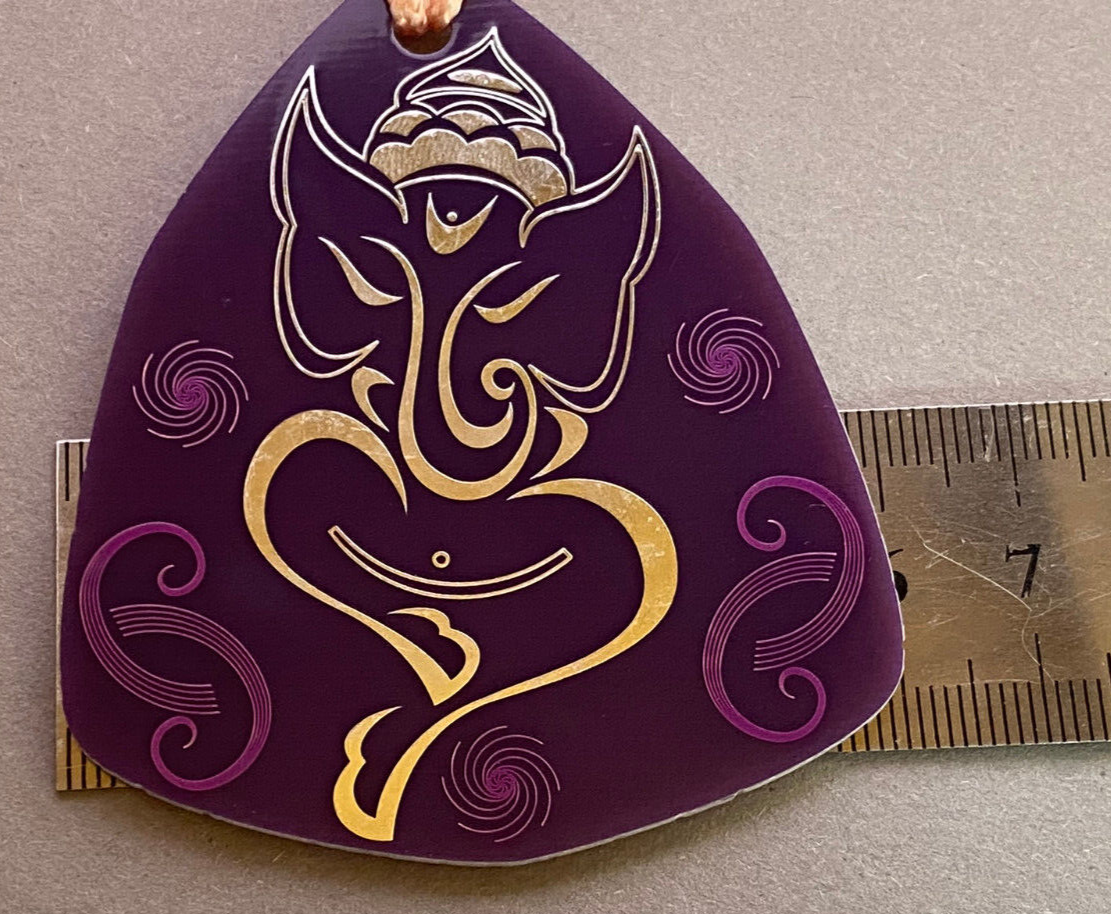 Amulett – Disc – Ganesha der Glücksbote+ die – 69 mm / zinnlegiert / flieder lila – Produktansicht 1