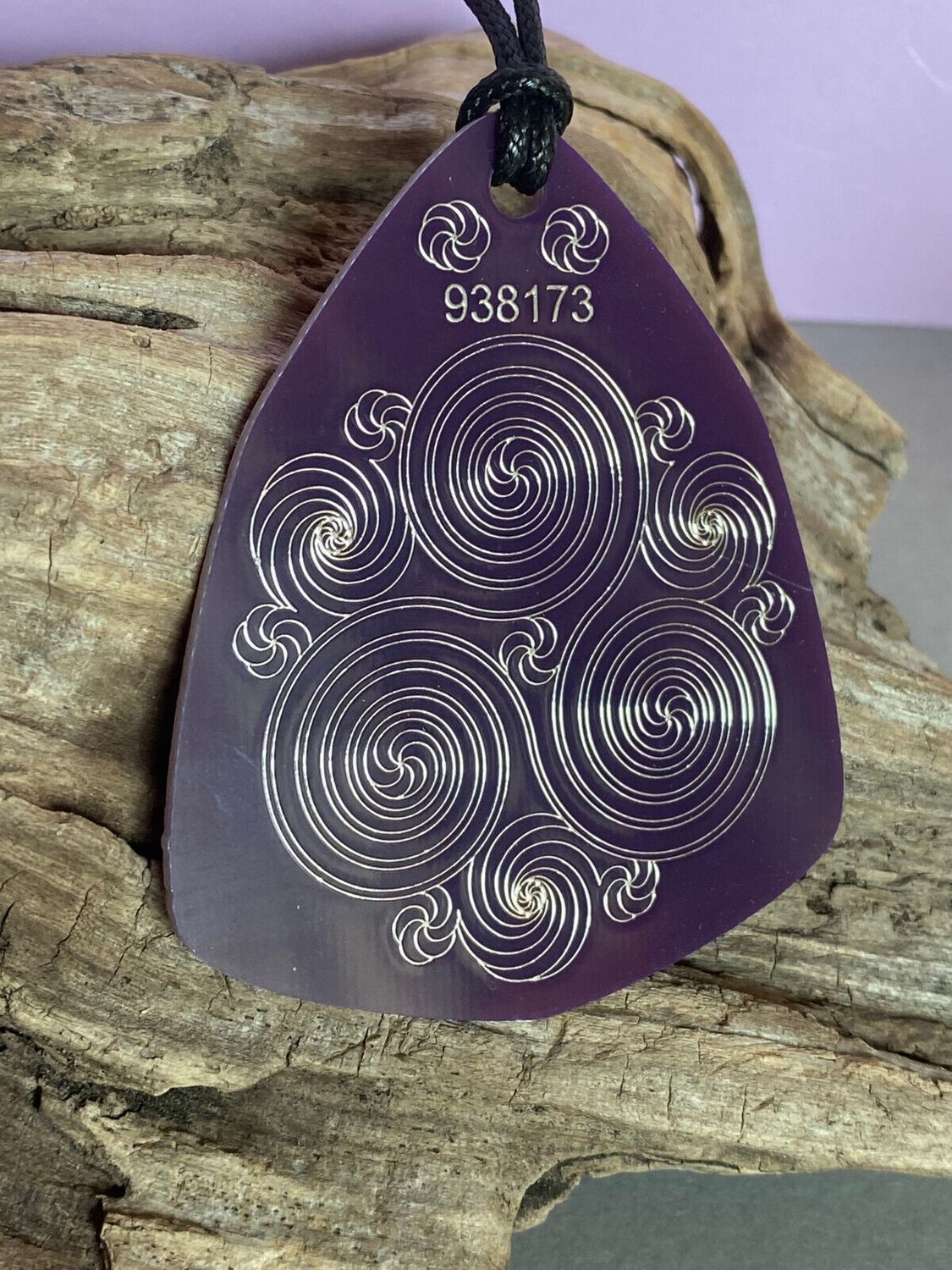 Amulett – Disc – Ganesha der Glücksbote+ die – 69 mm / zinnlegiert / flieder lila – Produktansicht 1