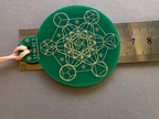 Anhänger Metatron waldgrün, zinnlegiert ca. 52 mm x 62 mm – Produktansicht 1
