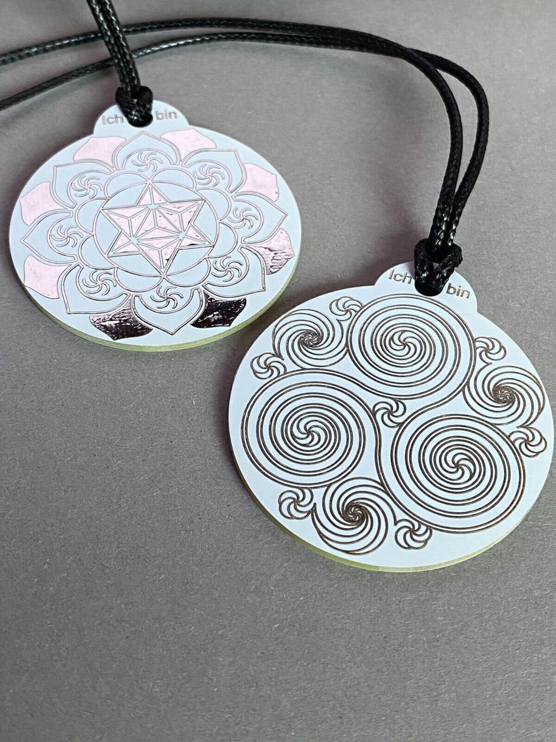 Amulett – Ich bin – Merkaba – Triskele weiß mit zinnlegiert ca. 48mmx52 mm – Produktansicht 1