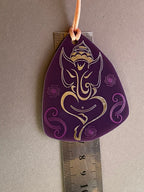 Amulett – Disc – Ganesha der Glücksbote+ die – 69 mm / zinnlegiert / flieder lila – Produktansicht 1