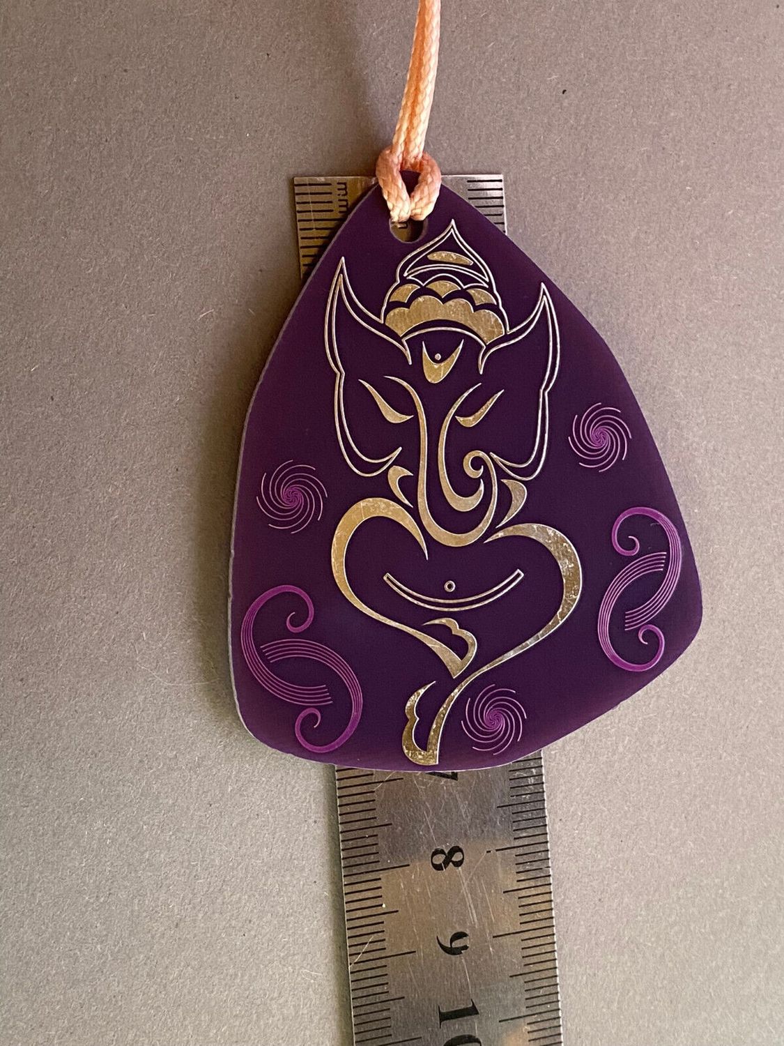 Amulett – Disc – Ganesha der Glücksbote+ die – 69 mm / zinnlegiert / flieder lila – Produktansicht 1