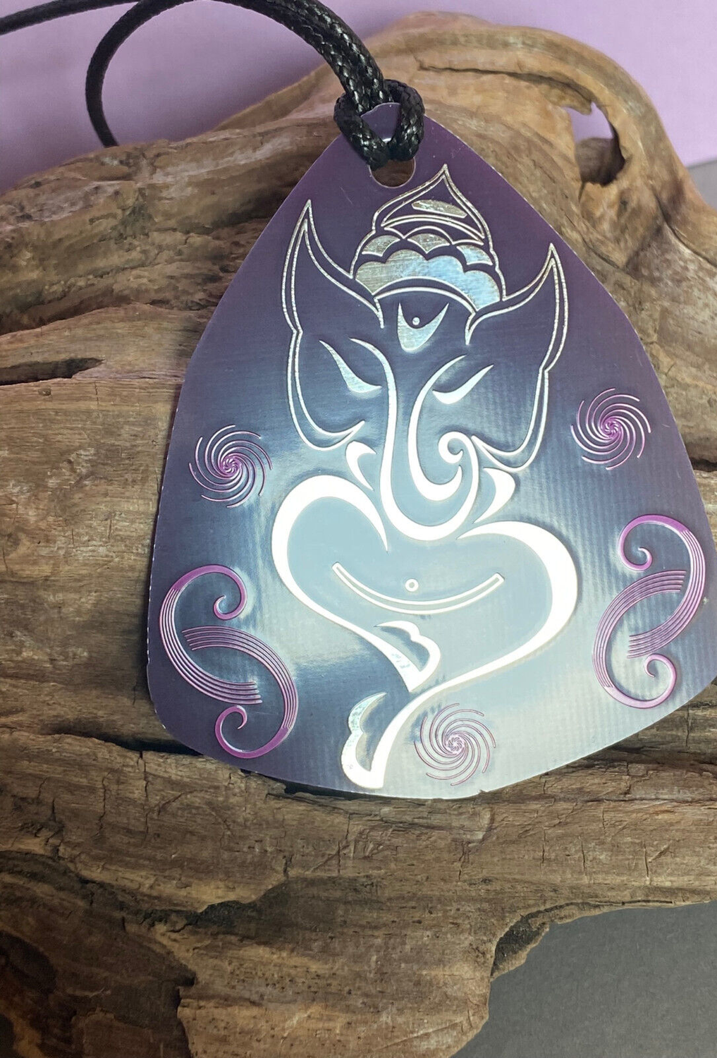 Amulett – Disc – Ganesha der Glücksbote+ die – 69 mm / zinnlegiert / flieder lila – Produktansicht 1