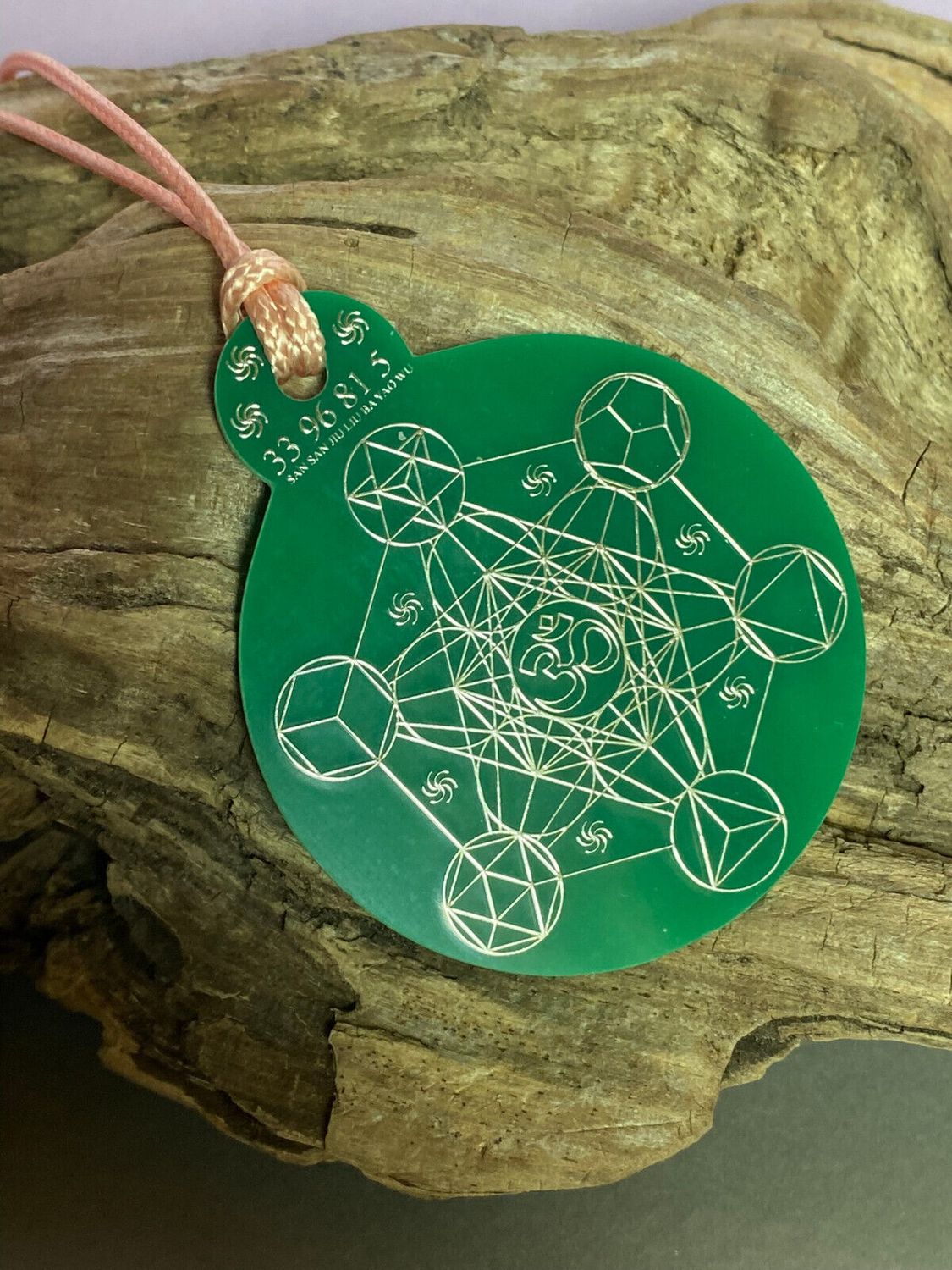 Anhänger Metatron waldgrün, zinnlegiert ca. 52 mm x 62 mm – Produktansicht 1