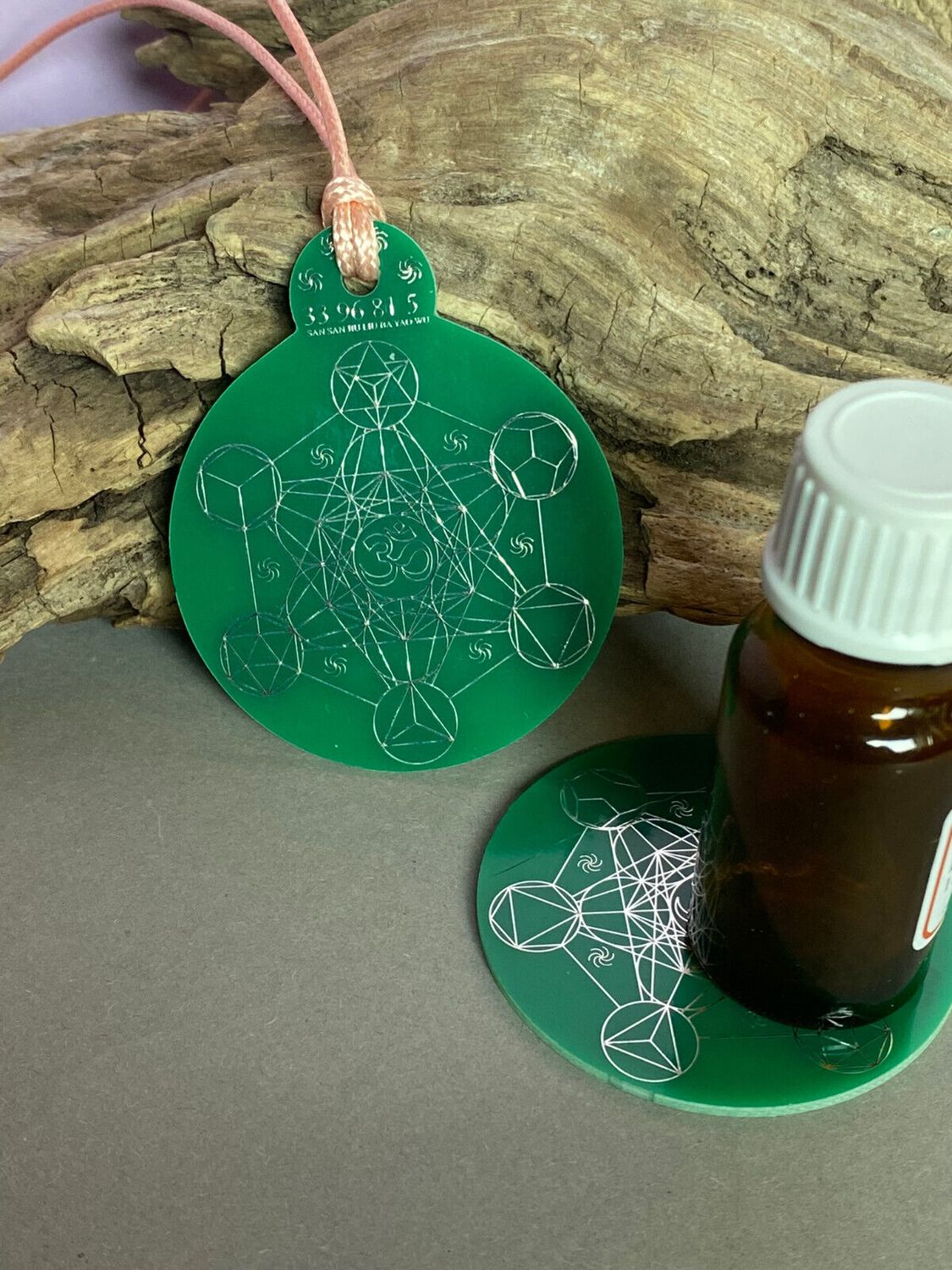 Anhänger Metatron waldgrün, zinnlegiert ca. 52 mm x 62 mm – Produktansicht 1