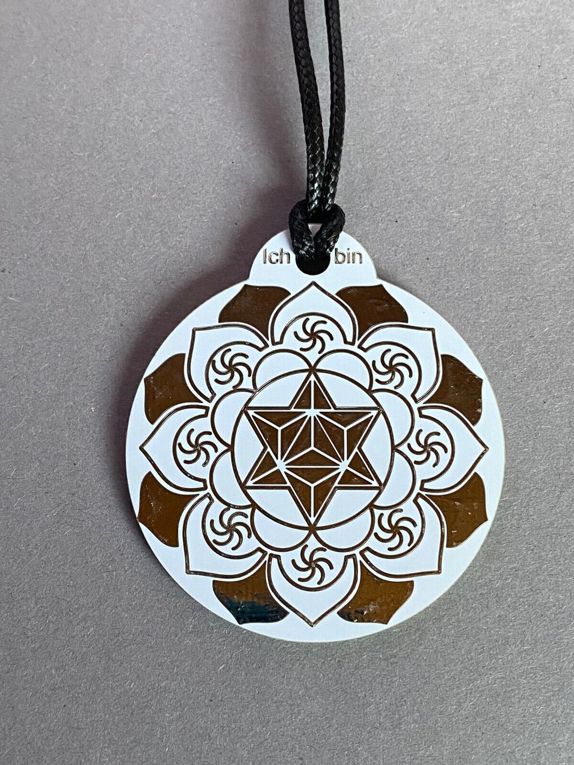 Amulett – Ich bin – Merkaba – Triskele weiß mit zinnlegiert ca. 48mmx52 mm – Produktansicht 1