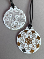 Amulett – Ich bin – Merkaba – Triskele weiß mit zinnlegiert ca. 48mmx52 mm – Produktansicht 1