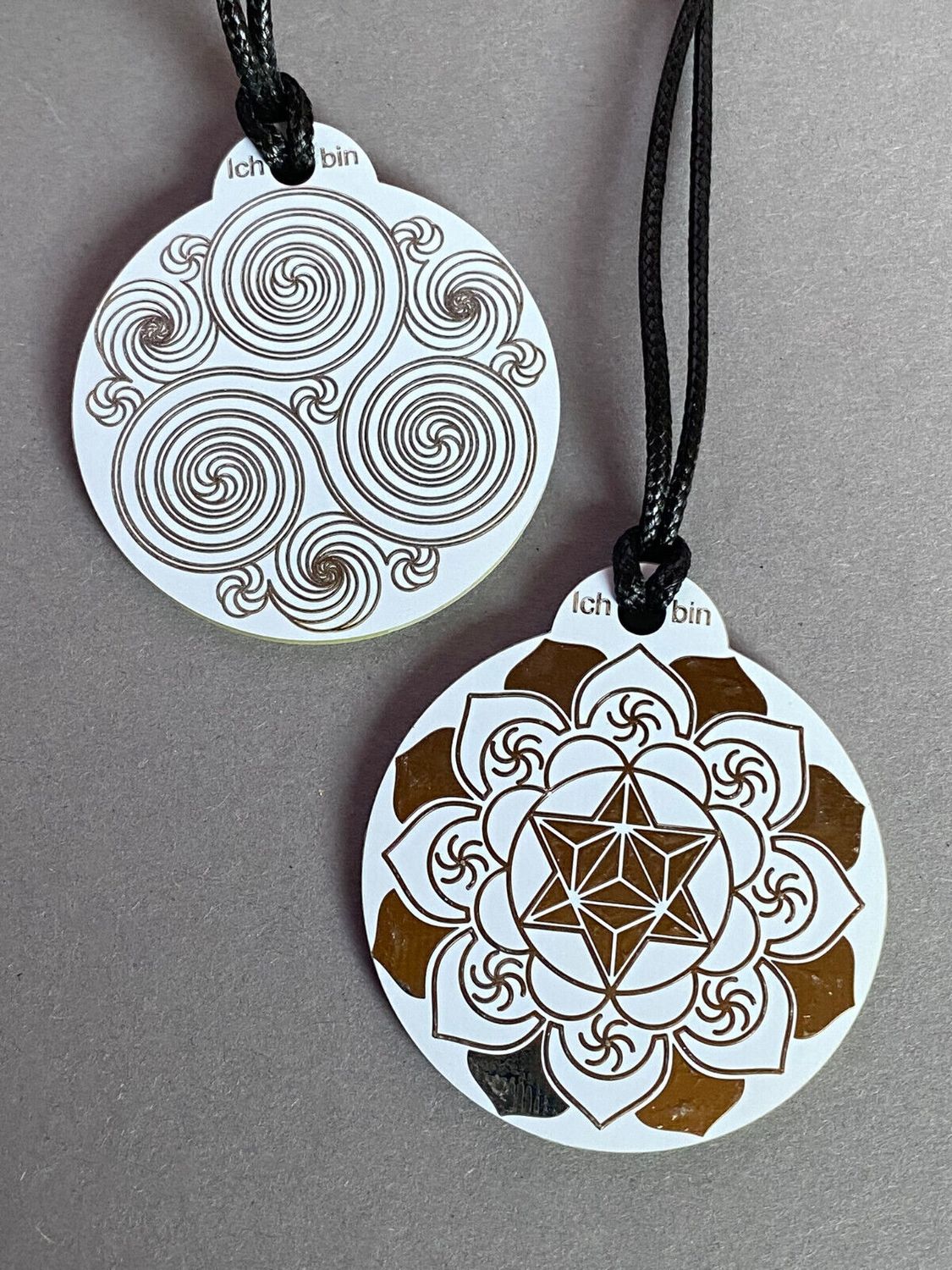 Amulett – Ich bin – Merkaba – Triskele weiß mit zinnlegiert ca. 48mmx52 mm – Produktansicht 1